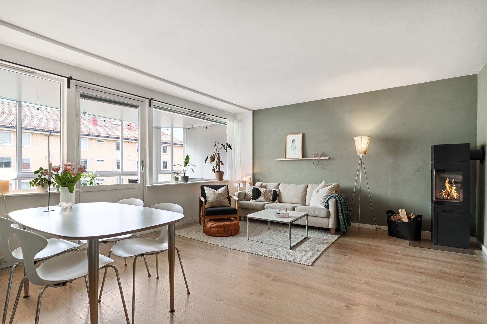 Stuen har plass til både sofakrok og spisegruppe. Galleribilde