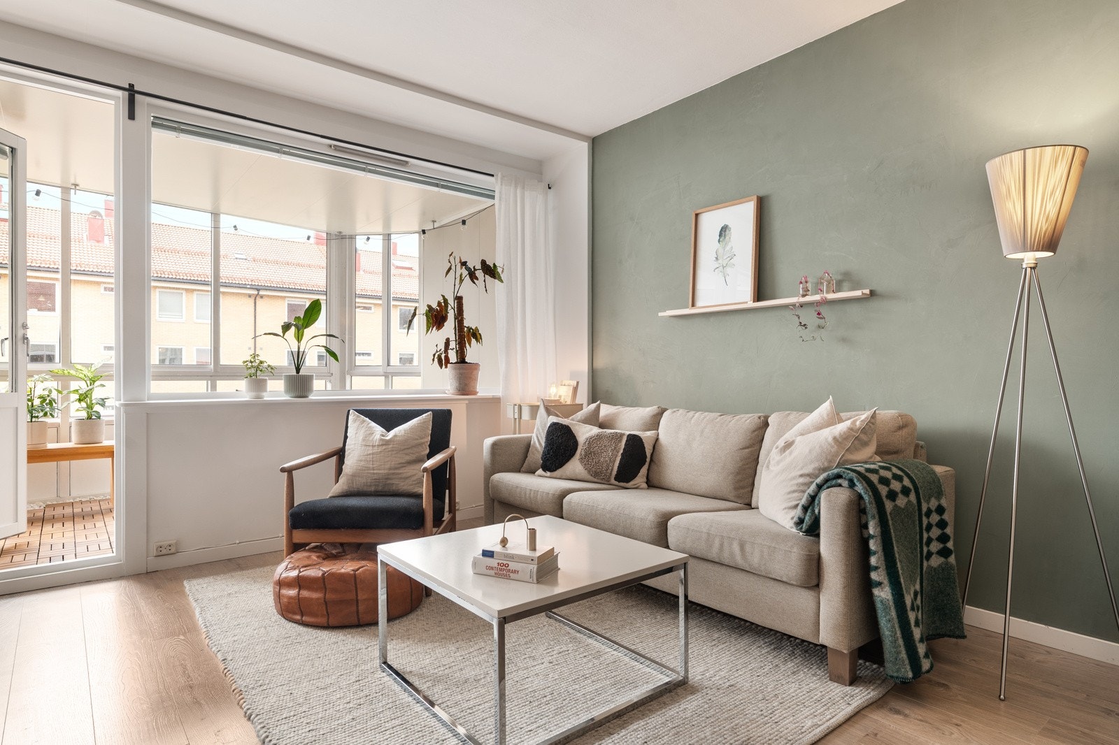 Stuen er malt i en lys og dus grønnfarge som gir et behagelig uttrykk i rommet. Galleribilde