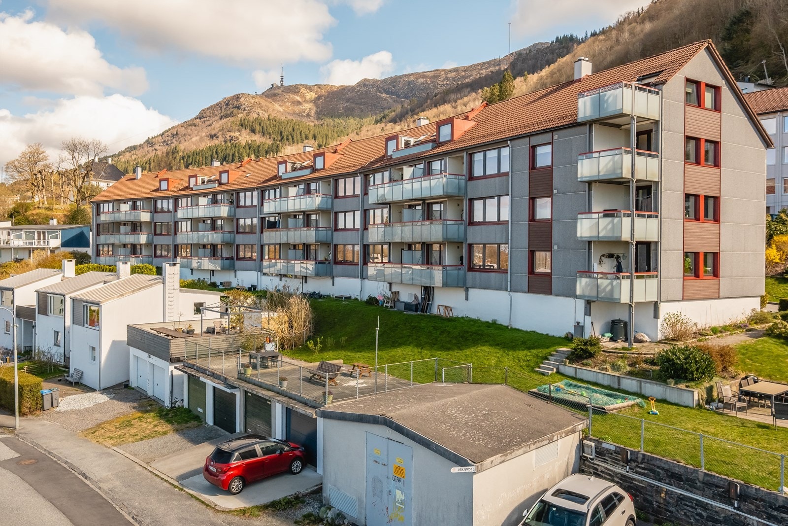 Lerkeveien har en attraktiv og sentral beliggenhet på Landås. Her er det umiddelbar nærhet til alt du trenger, og mer! Galleribilde