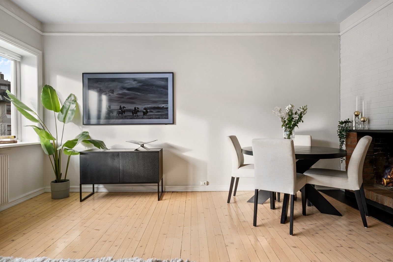 Rommets utforming understreker en sosial sone med plass til flere gjester. Galleribilde