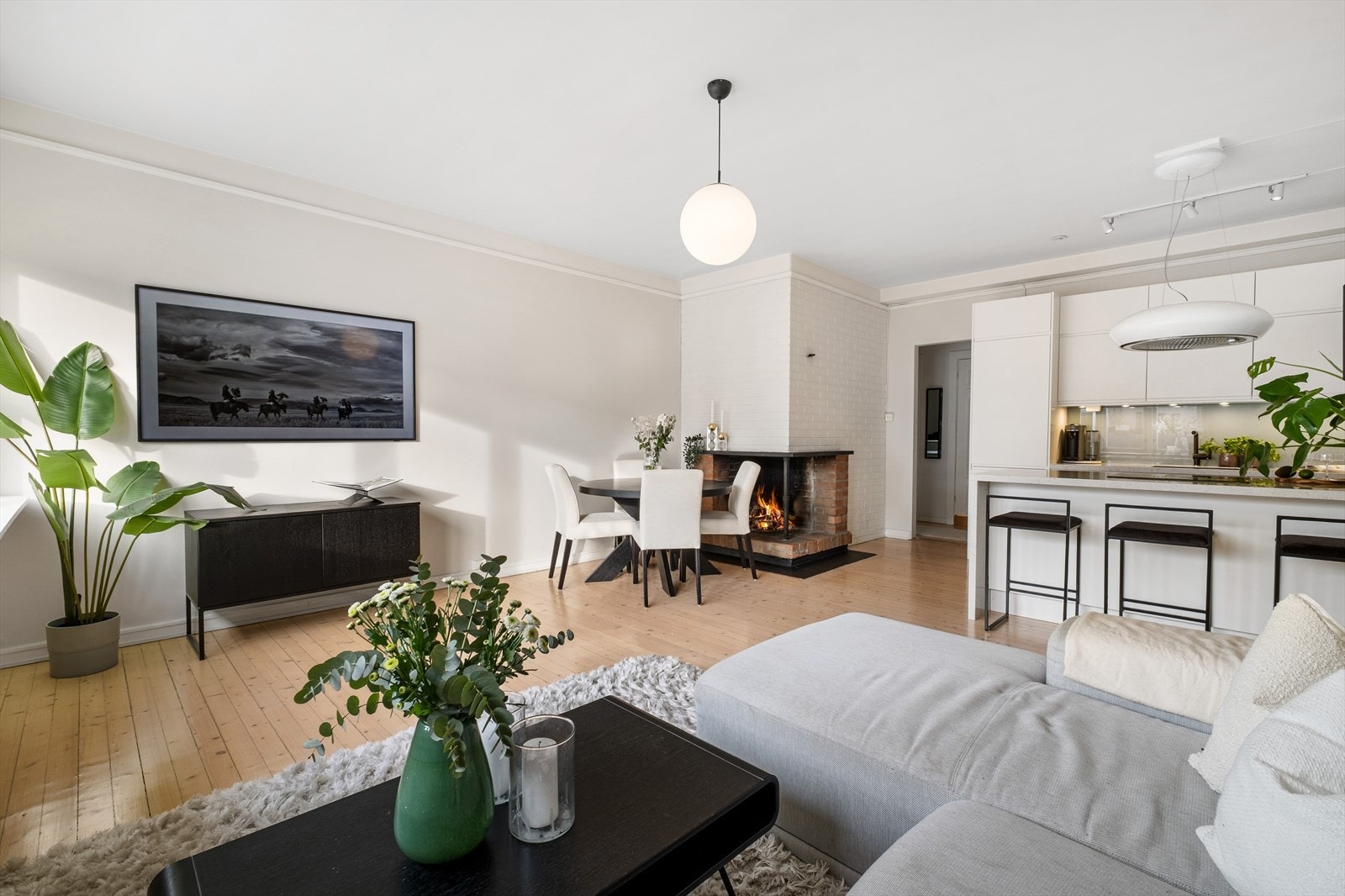 Leiligheten har et lavt strømforbruk. Selger informerer om et forbruk på 2 956 kWh i 2024. Galleribilde