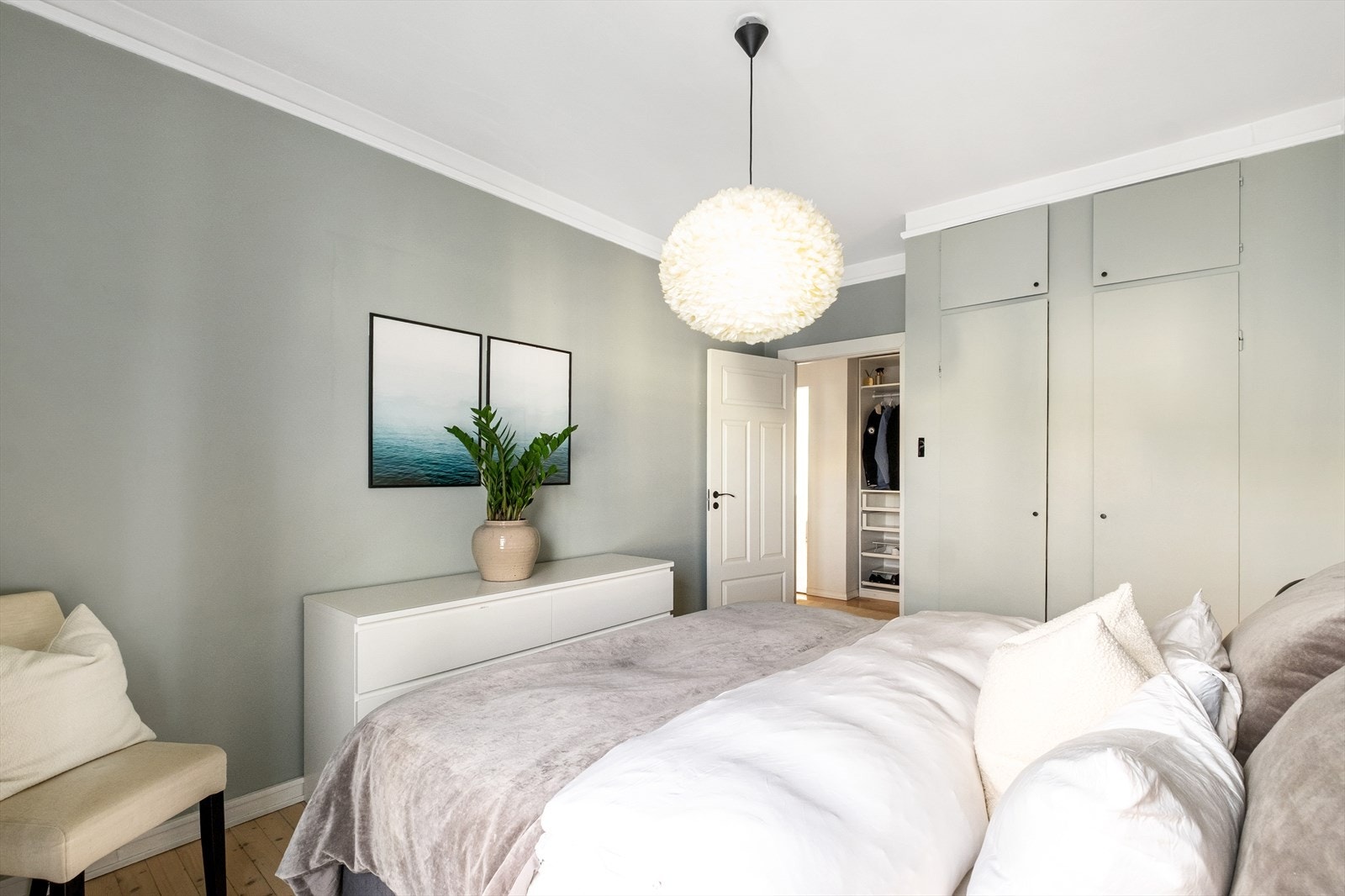 Hovedsoverommet har godt med oppbevaringsplass i garderobeløsning. Galleribilde