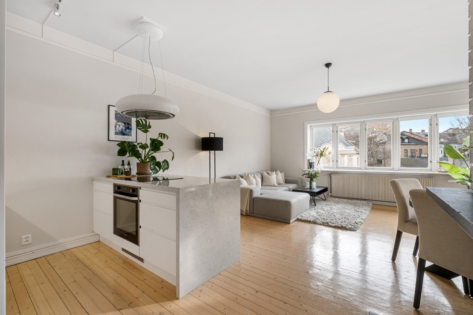 Hjertet i leiligheten er den romslige og hyggelige stuen. Galleribilde