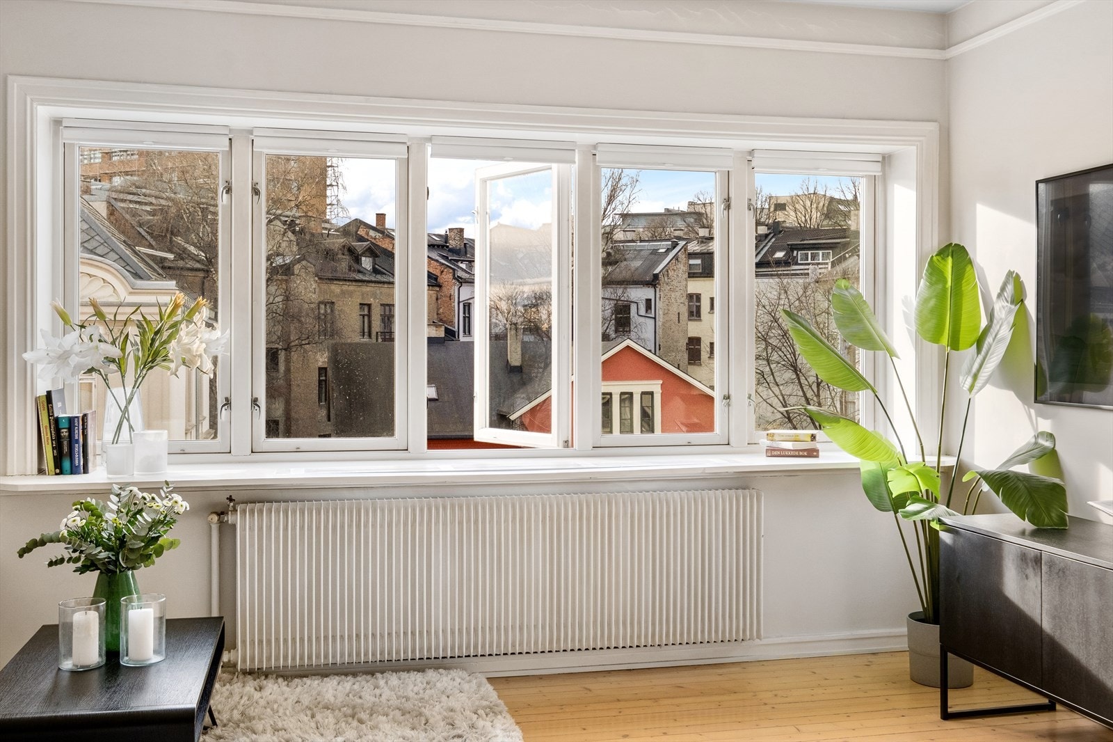 Store vindusflater som gir rikelig med naturlig luft og lys. Galleribilde