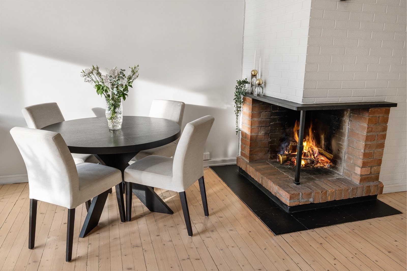 Herlig peis i stuen som varmer godt på kalde høst- og vinterdager. Galleribilde