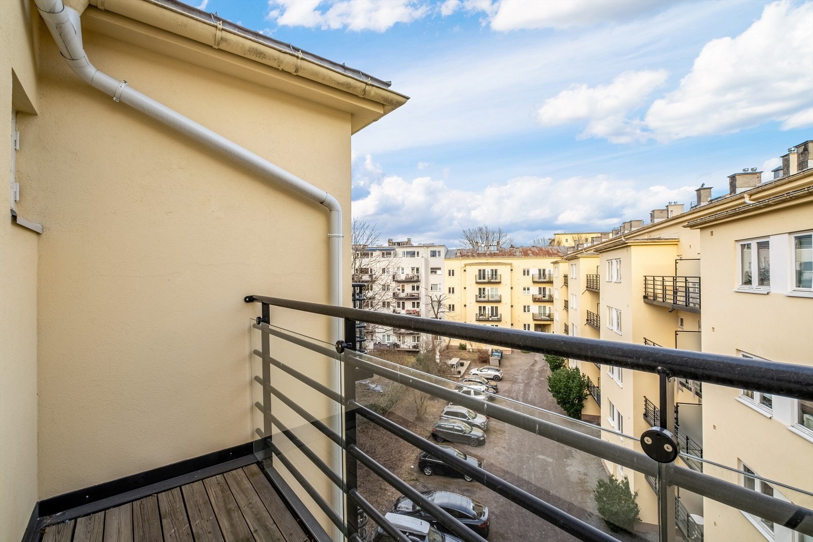 Fra soverom to er det utgang til balkong via vinduet. Galleribilde