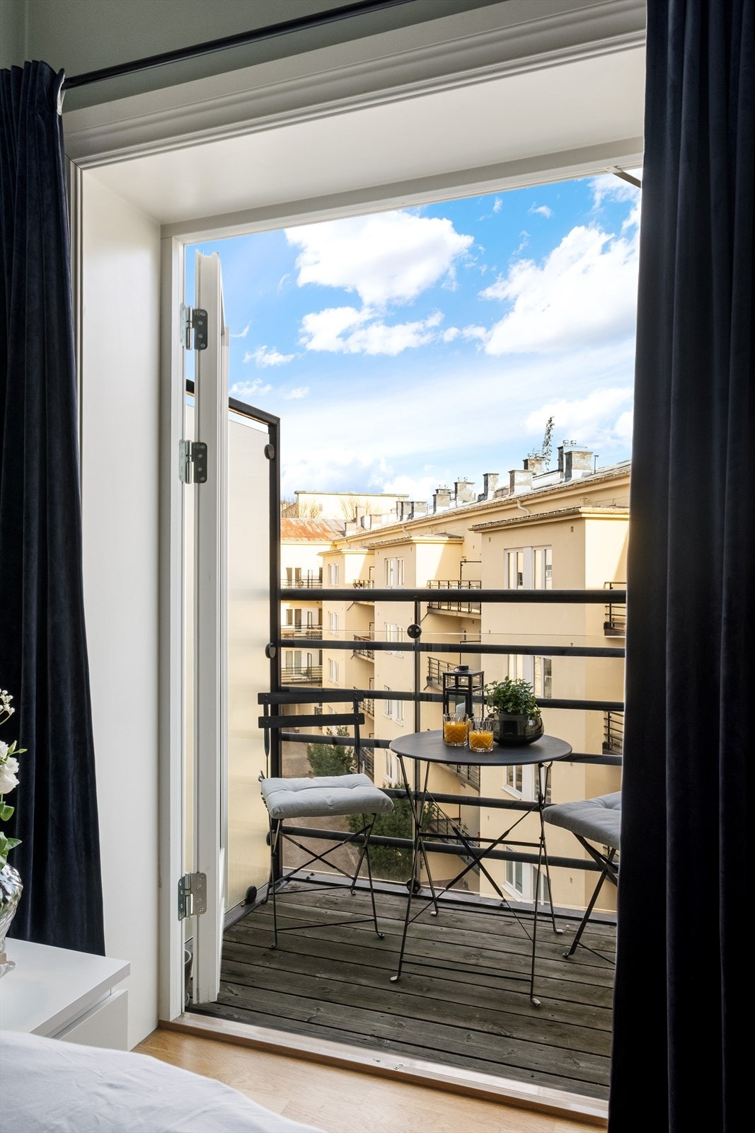 Fra hovedsoverommet er det utgang til balkong. Galleribilde