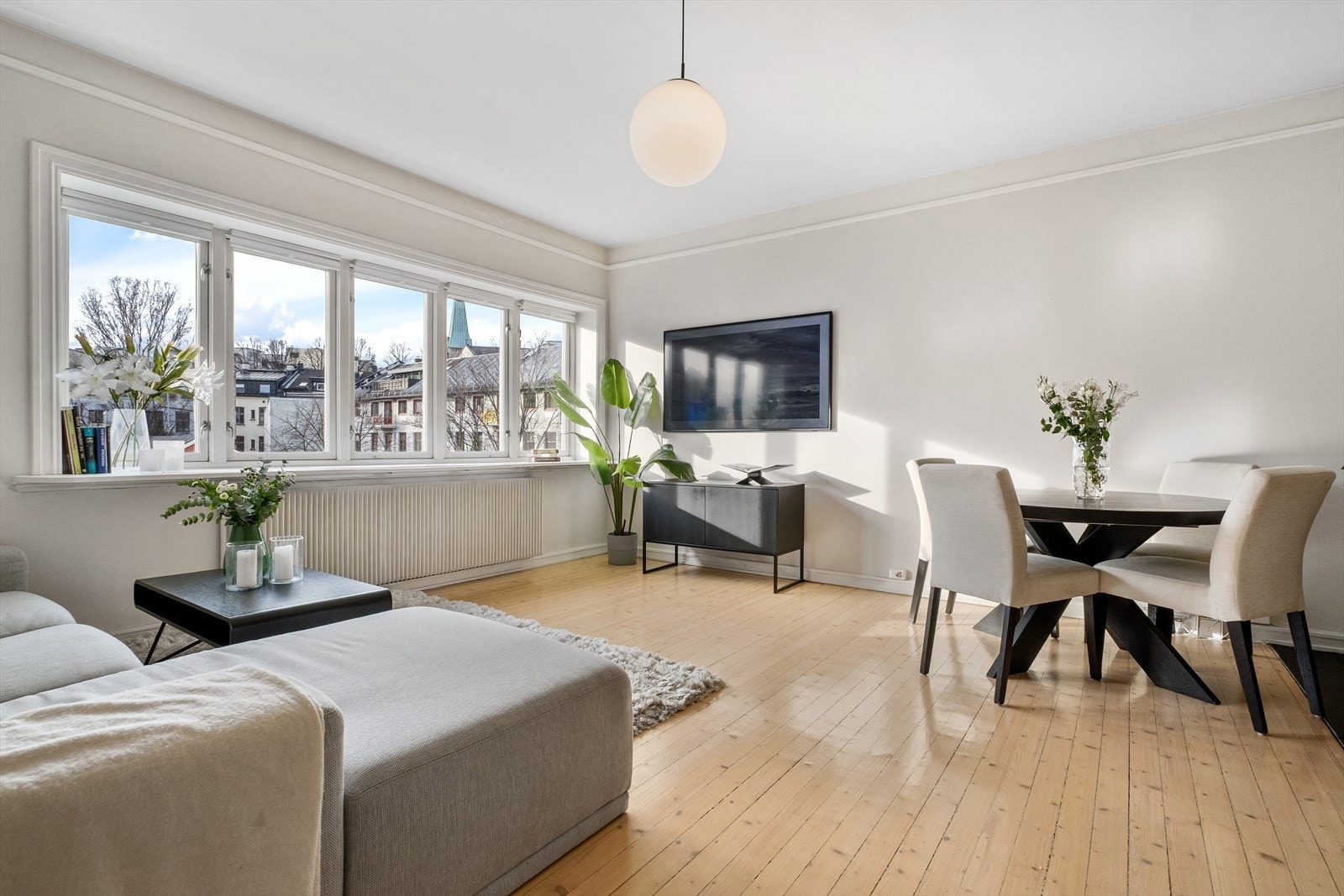 Stuen fungerer som leilighetens sosiale midtpunkt, med god plass og mye lys. Galleribilde