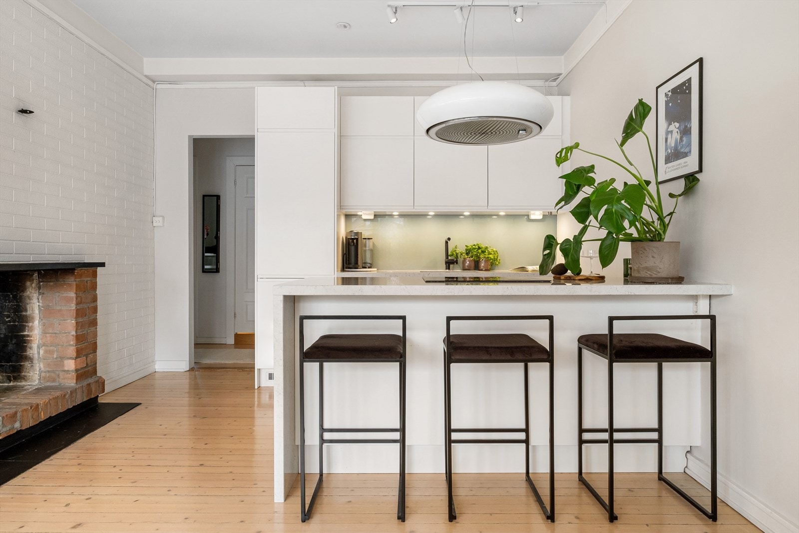 Kjøkkenøy med praktisk barløsning. Galleribilde