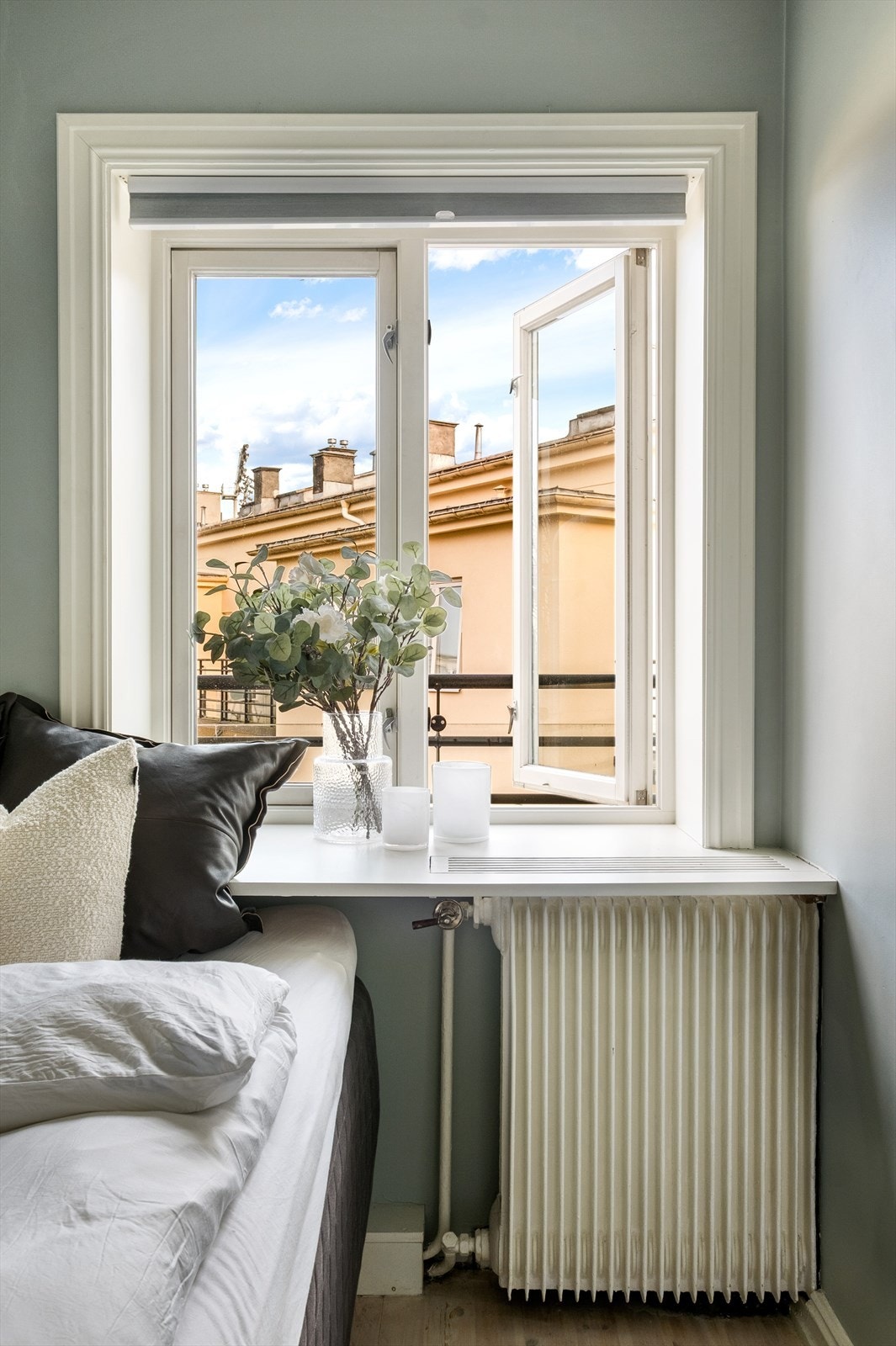 Soverom to vender også mot rolig bakgård. Galleribilde