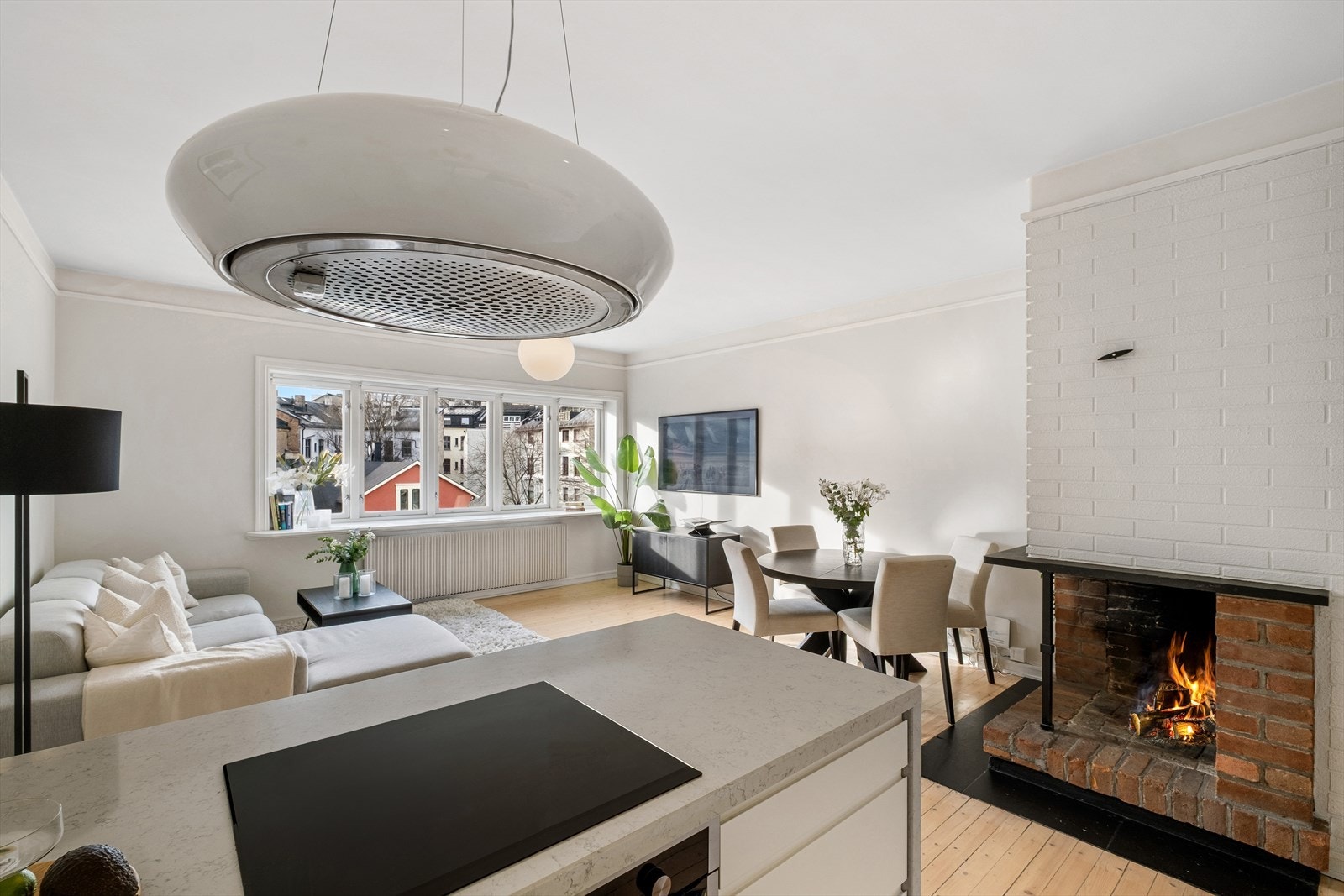 Her er det god plass til både sofagruppe og spisestue. Galleribilde