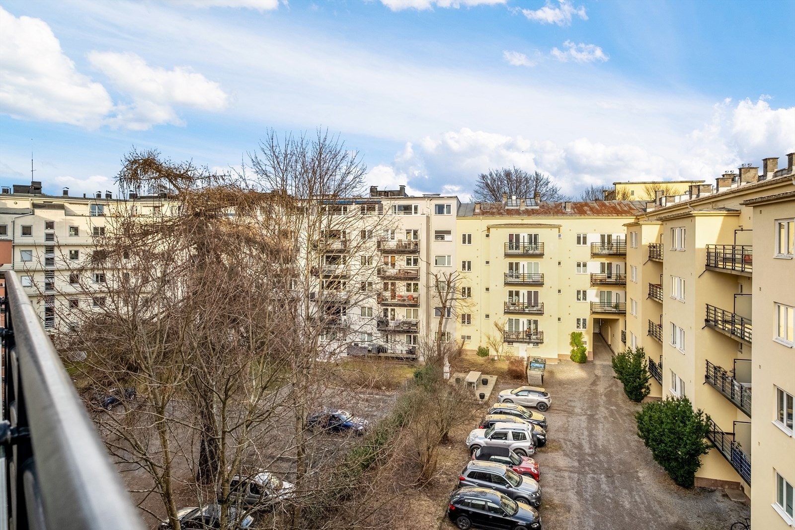 Balkongen vender mot rolig bakgård. Galleribilde