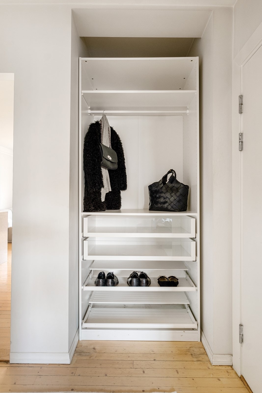 Her er det god plass til sko og yttertøy. Galleribilde