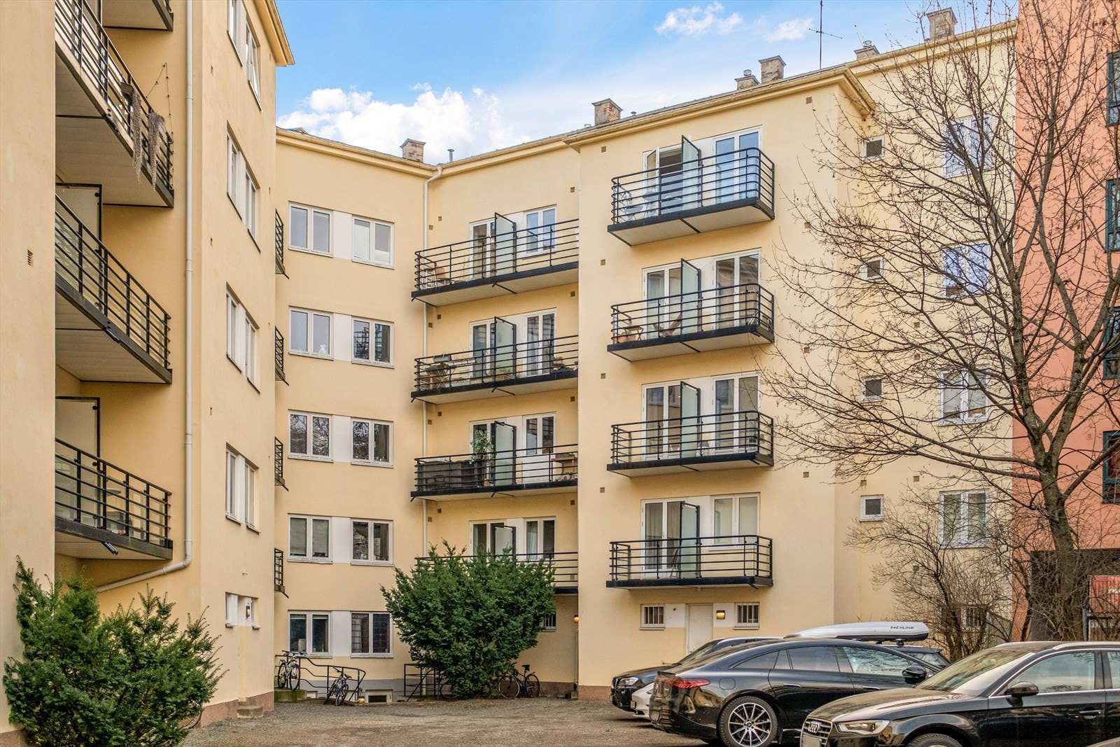 Sameiet har parkeringsplasser i bakgård som leies ut til seksjonseierne etter venteliste. Det er per 27.03.2025 3 stk. på venteliste. Galleribilde