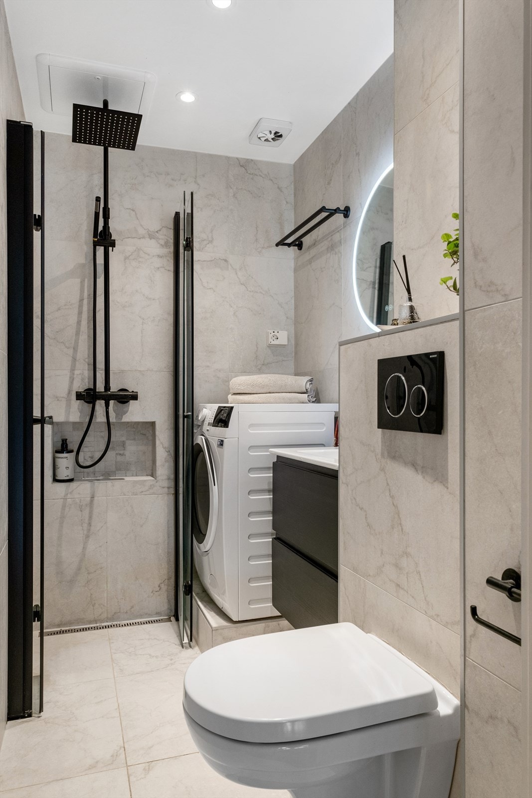 Flislagt baderom fra 2019 med varme i gulvet og downlights i himling. Galleribilde