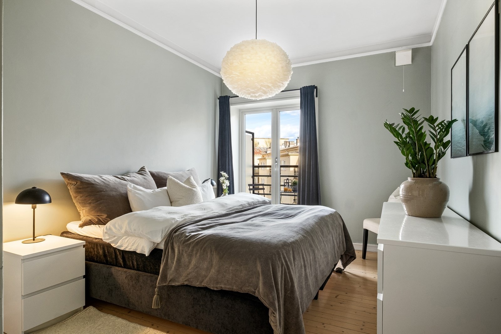 Romslig soverom med god plass til dobbeltseng med tilhørende nattbord. Galleribilde