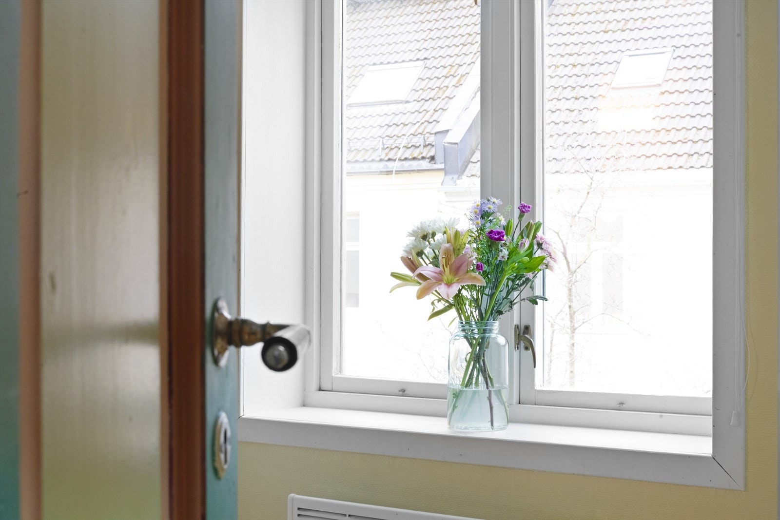 Kjøkkenet ligger praktisk til ved stuen. Galleribilde