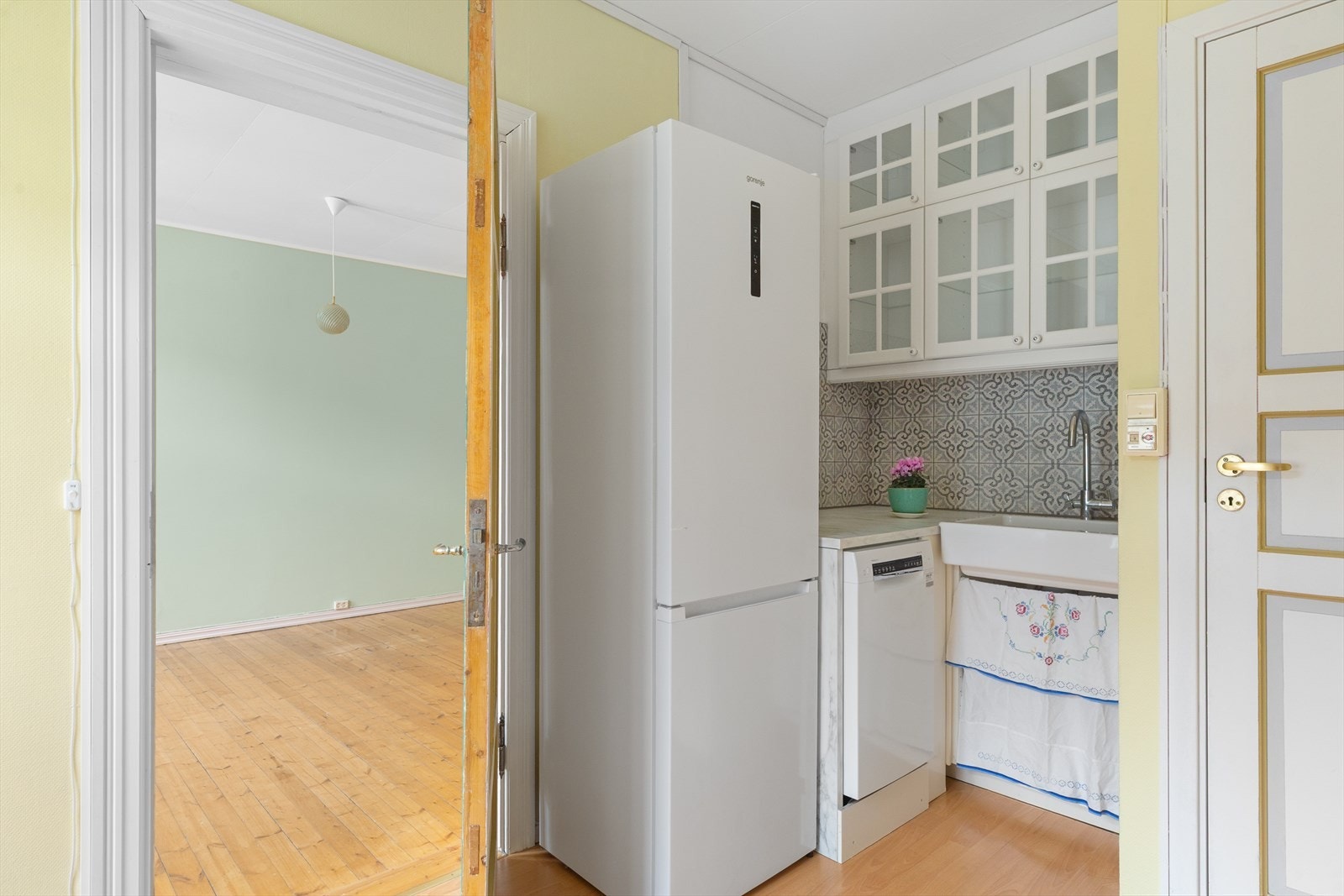 Det er plass til et koselig frokostbord ved vinduet på kjøkkenet. Galleribilde