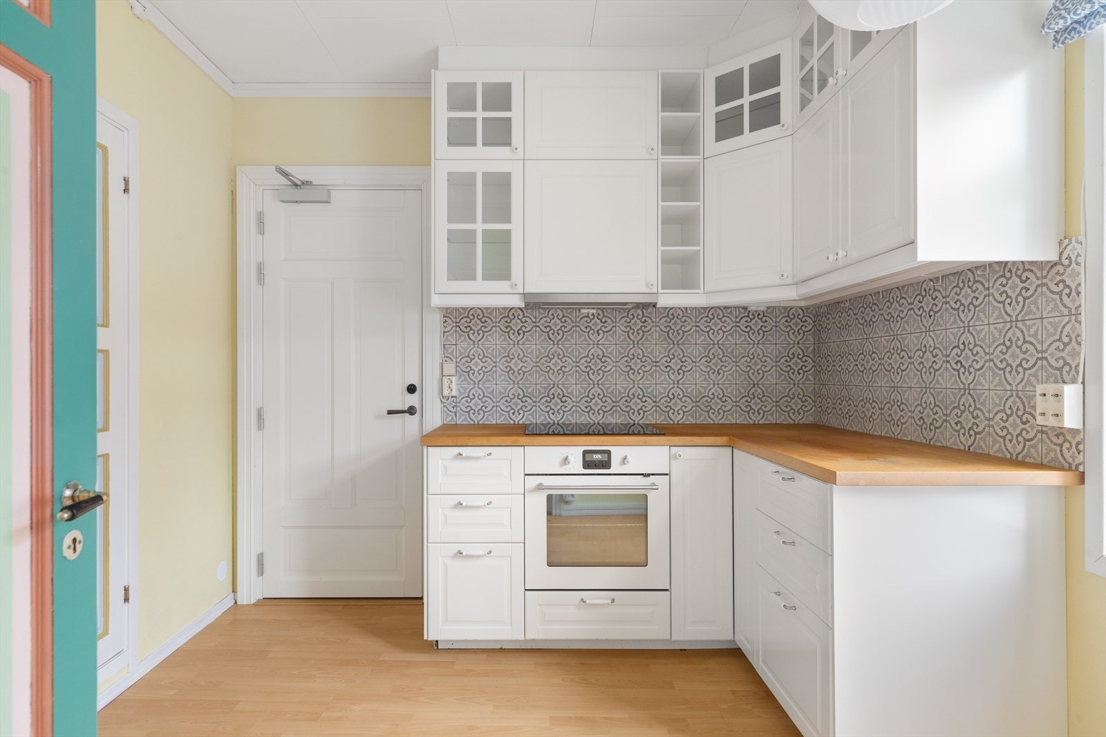 Fra kjøkkenet er det også dør ut til felles trappegang. Galleribilde