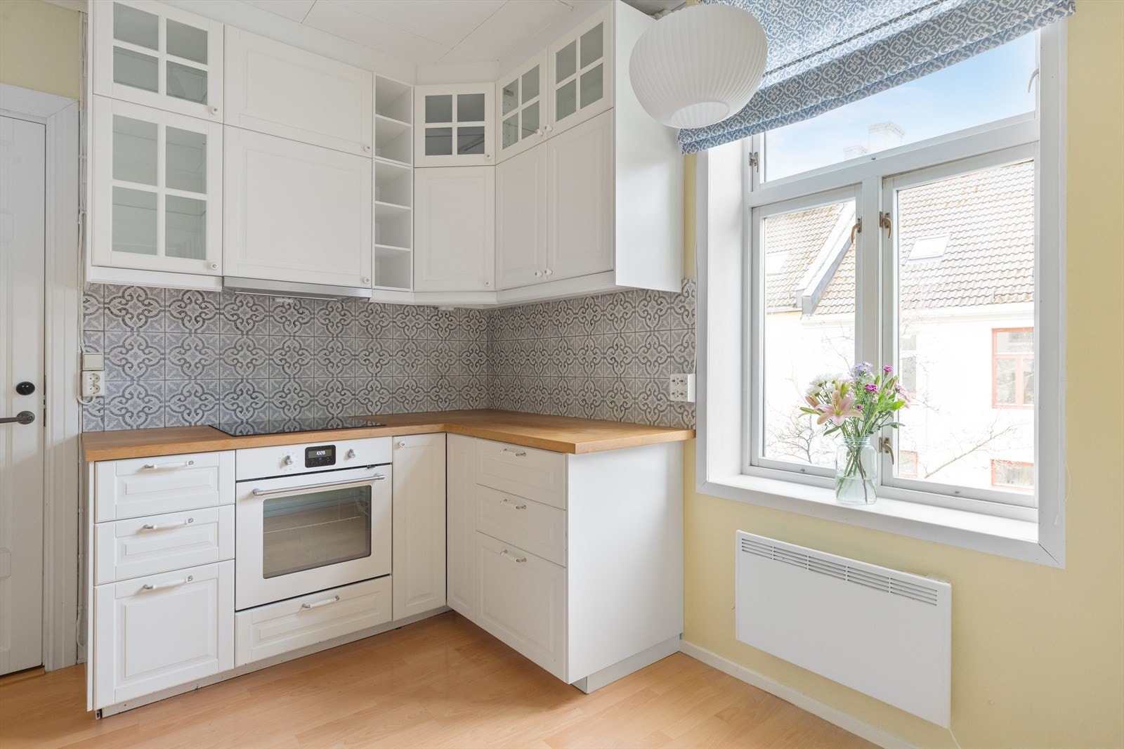 Kjøkkenet er på 10,5 m² og har profilert kjøkkeninnredning med overskap opp til tak. Galleribilde