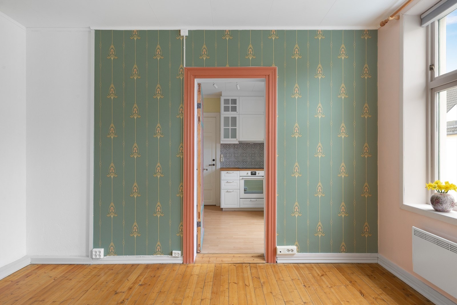 Rommet har tregulv, malte flater og tapet på vegg. Galleribilde