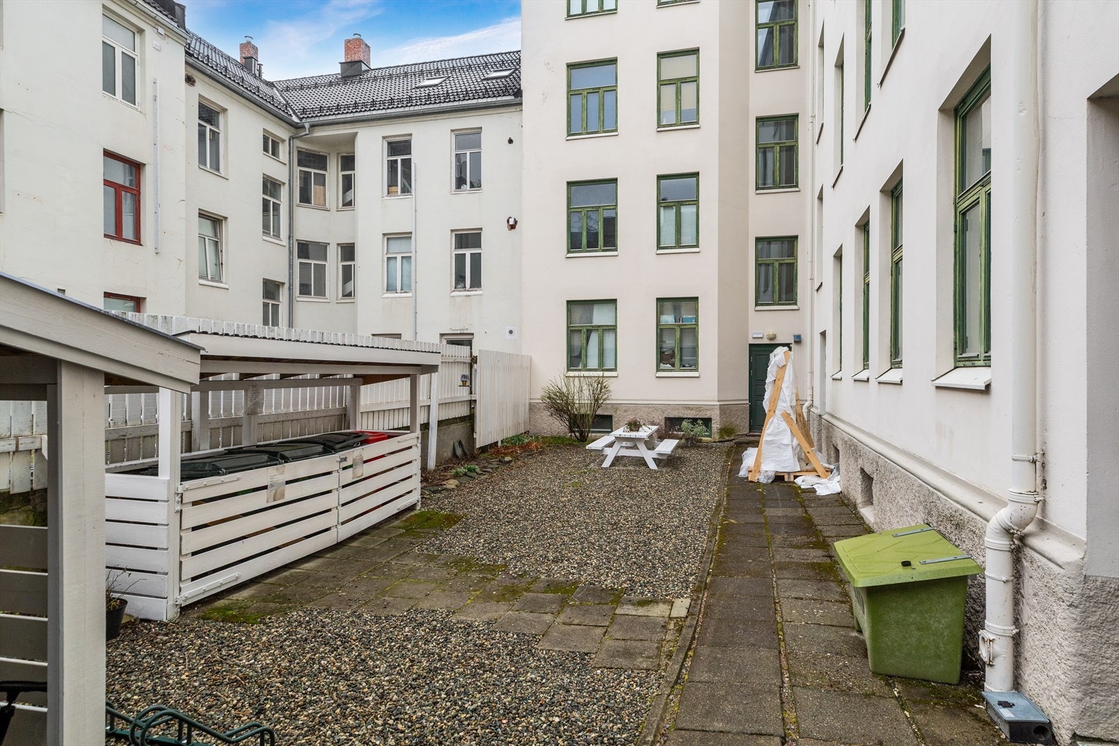 I bakgården er det sitteplasser som kan benyttes av beboerne. Galleribilde