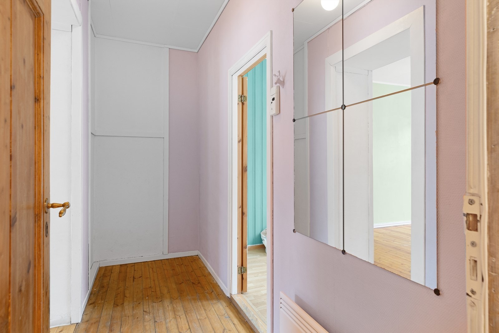 I tillegg disponerer leiligheten en loftsbod for ekstra oppbevaringsplass. Galleribilde