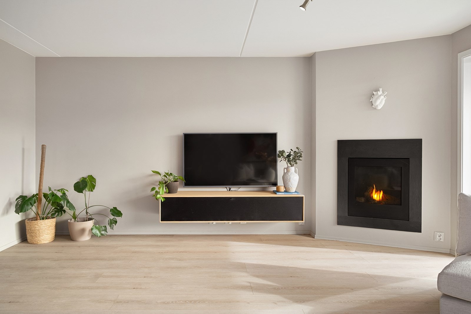 Stuen er romslig og byr på flere møbleringsmuligheter Galleribilde