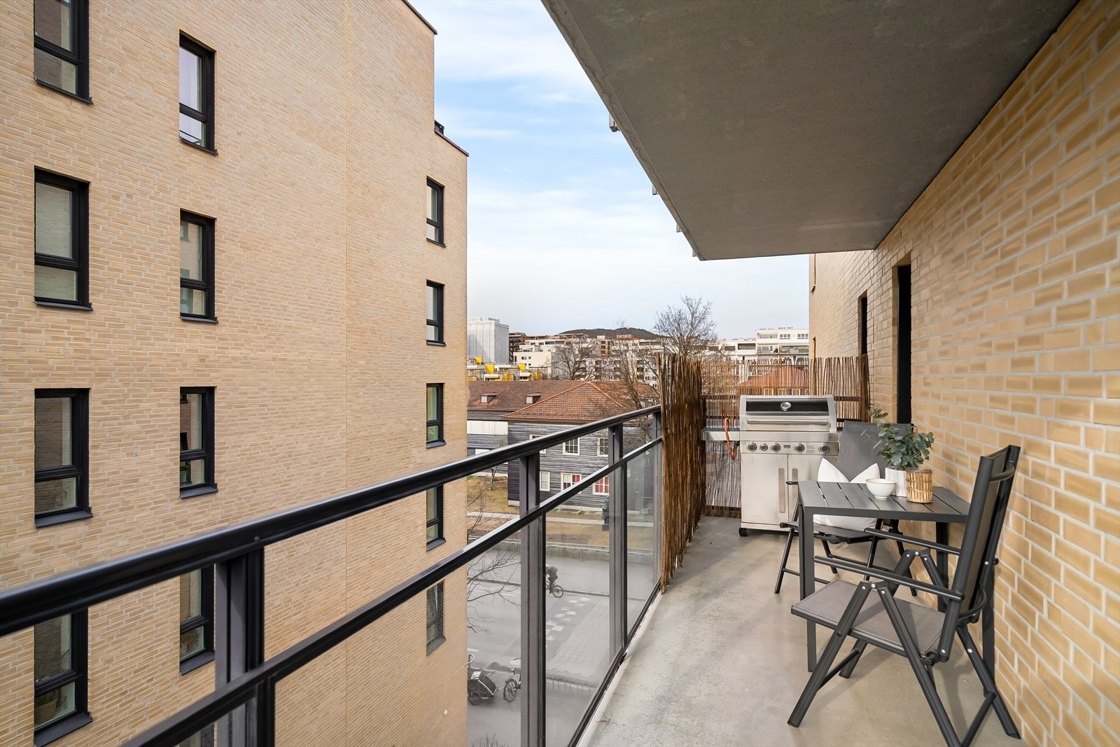 Sol på balkongen fra ca. 11 til 20:30 sommerstid Galleribilde