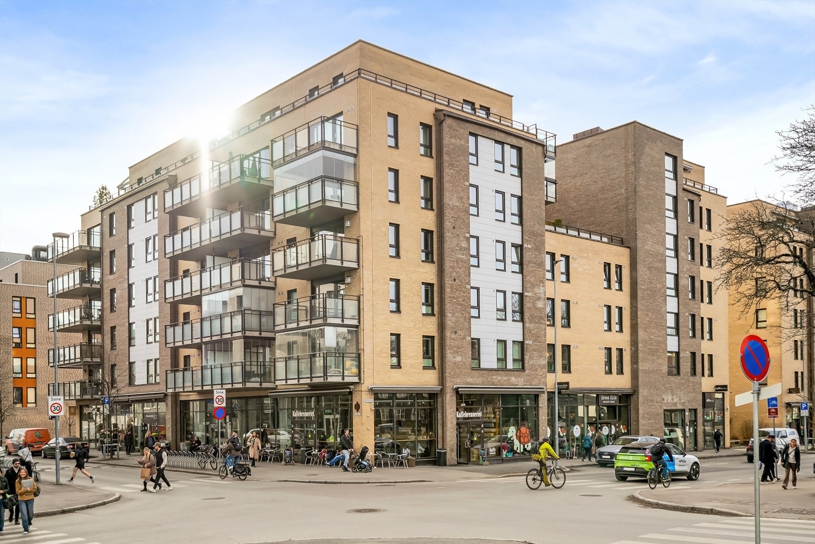 Sameiet består av to bygninger med til sammen 100 boligseksjoner, og 6 næringsseksjoner Galleribilde