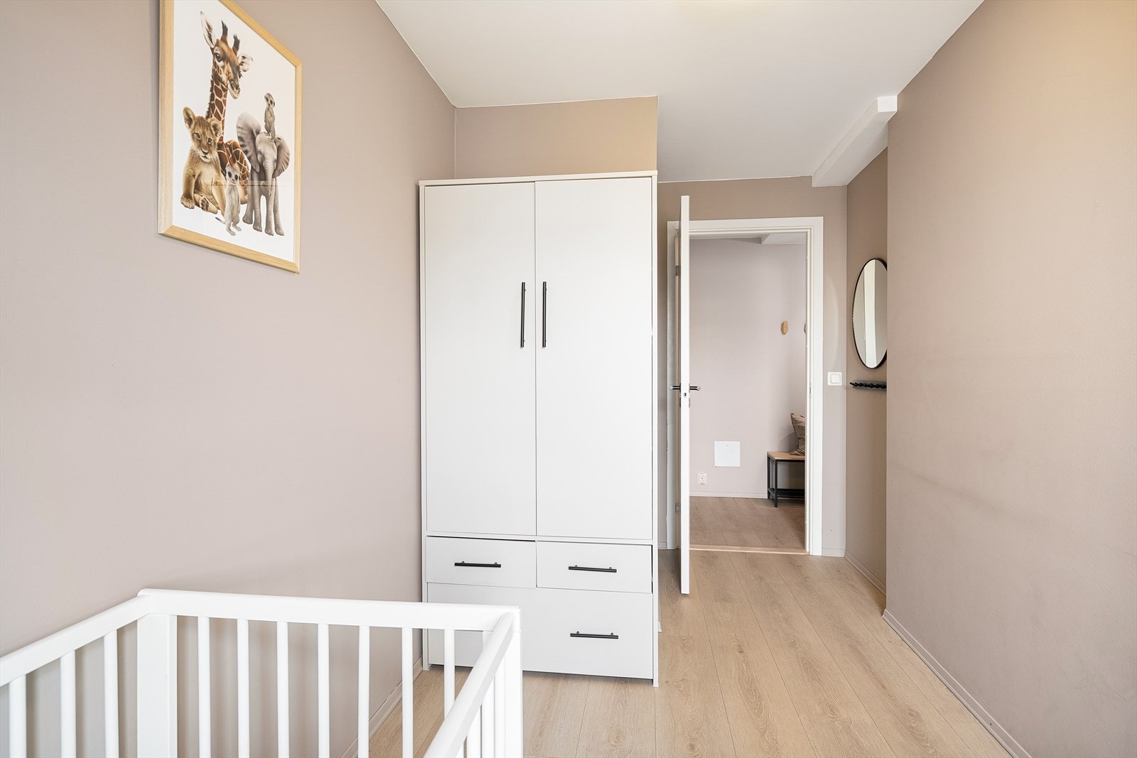 Dette soverommet er også av god størrelse og passer fint som barnerom, gjesterom eller kontor Galleribilde