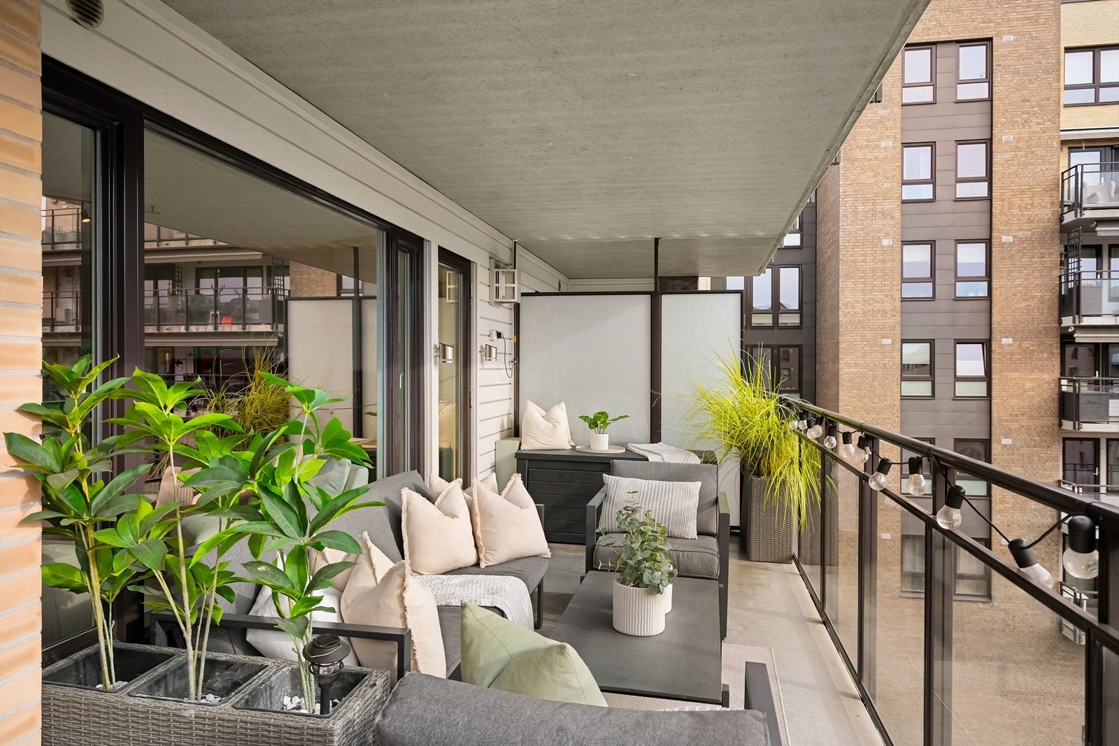 På balkongen er det god plass til ønskede utemøbler, grill og flere soner Galleribilde