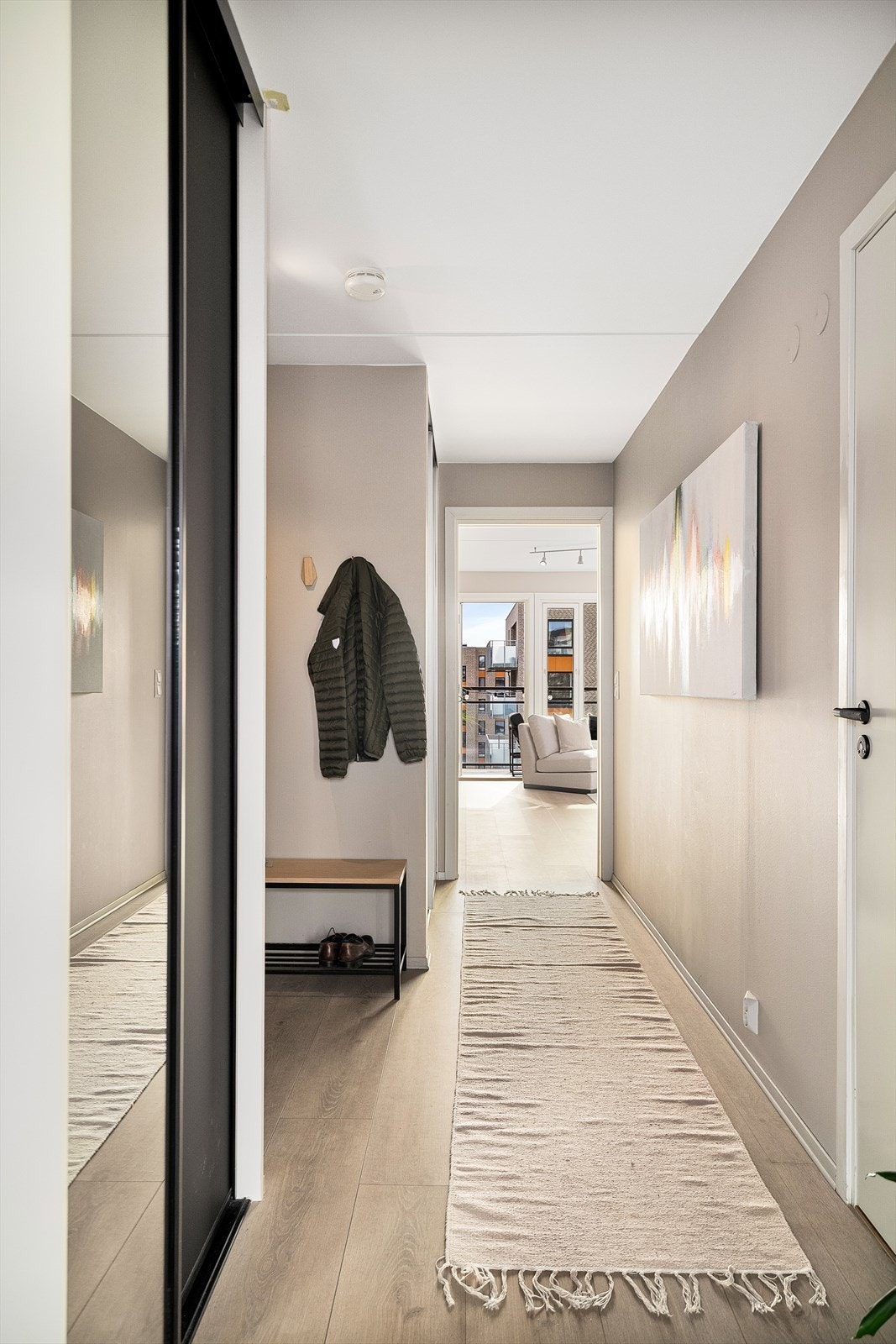 I gangen er det god plass for sko og klesavheng i skyvedørsgarderobe Galleribilde