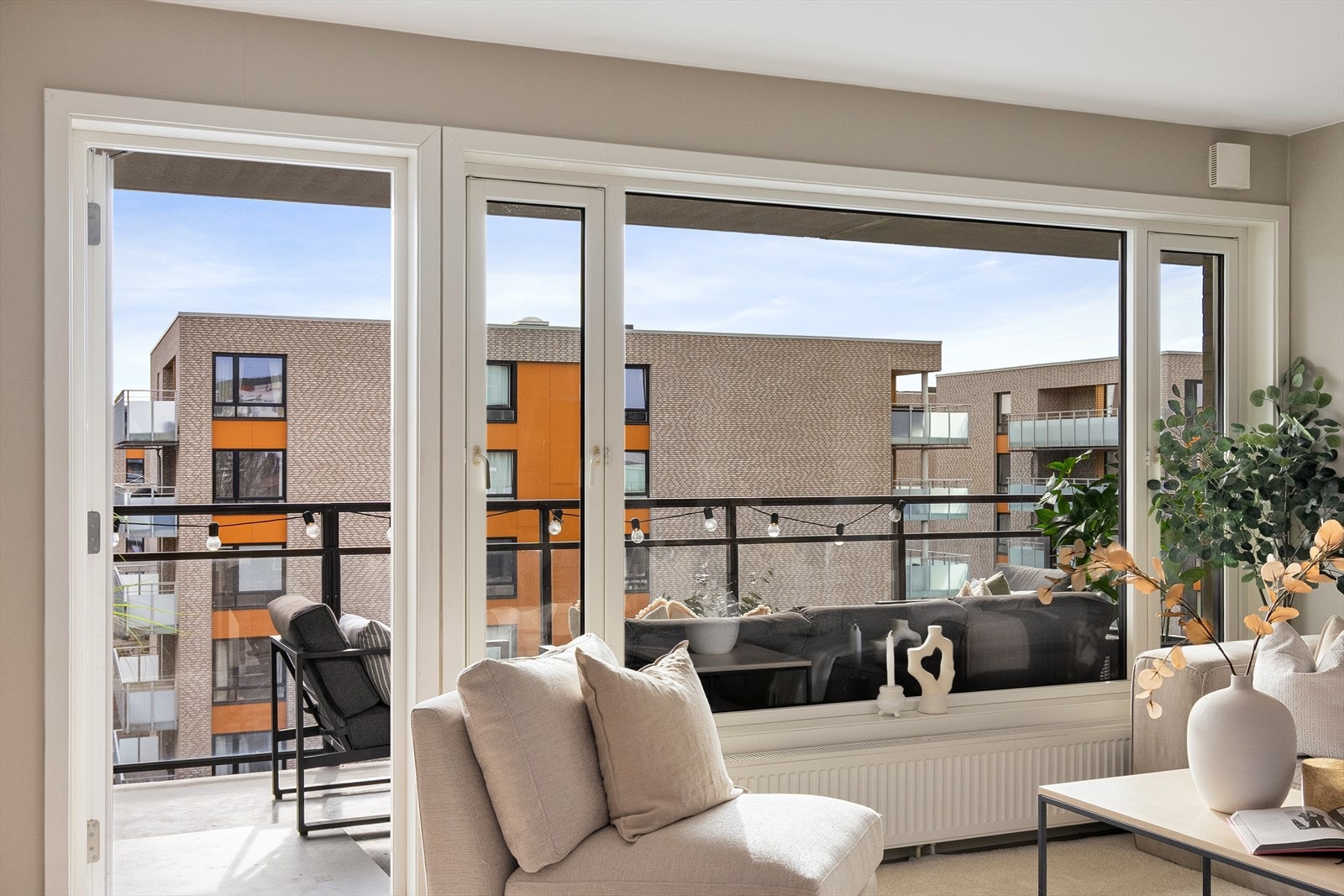 Fra stuen er det utgang til balkongen Galleribilde