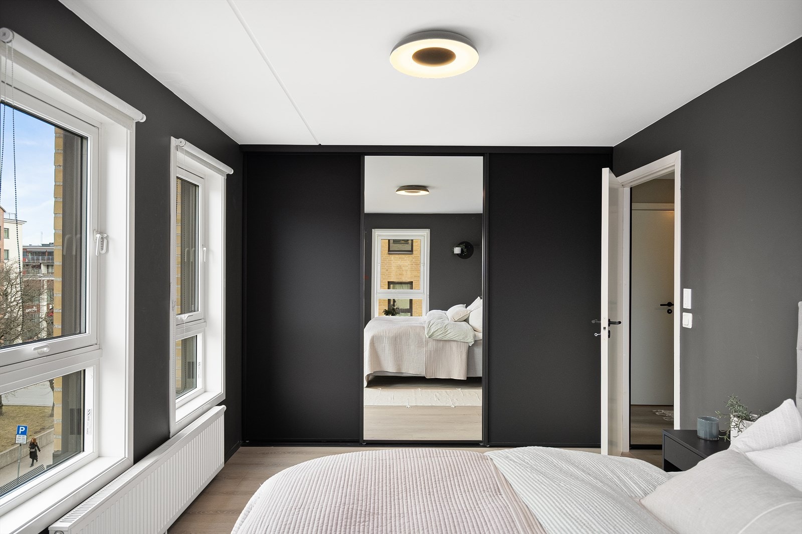 Godt med garderobeplass i stor skyvedørsgarderobe Galleribilde