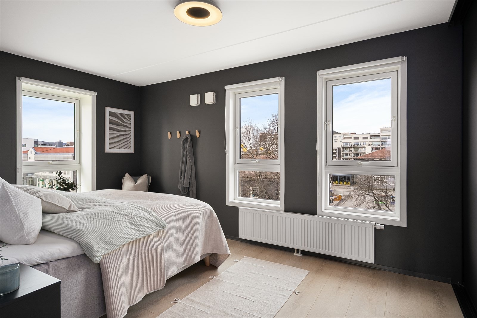 Soverommet ligger på hjørne med vinduer på begge sider Galleribilde