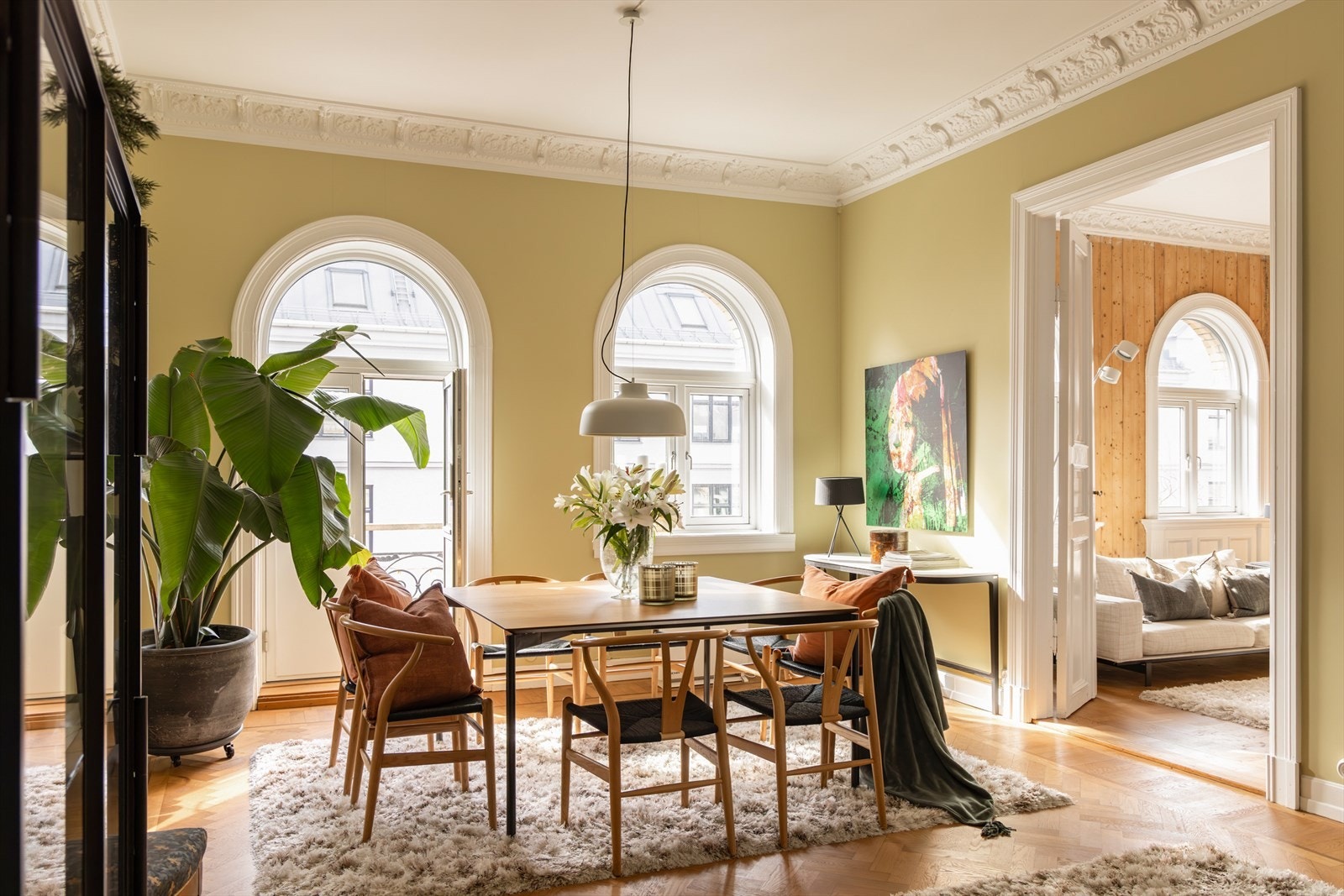 Dette er en nydelig 5-roms selveier, høyt beliggende i 4. etasje med solrik balkong. En klassisk leilighet med aldeles nydelig buede vinduer i hele tre rom på rekke og rad. Galleribilde