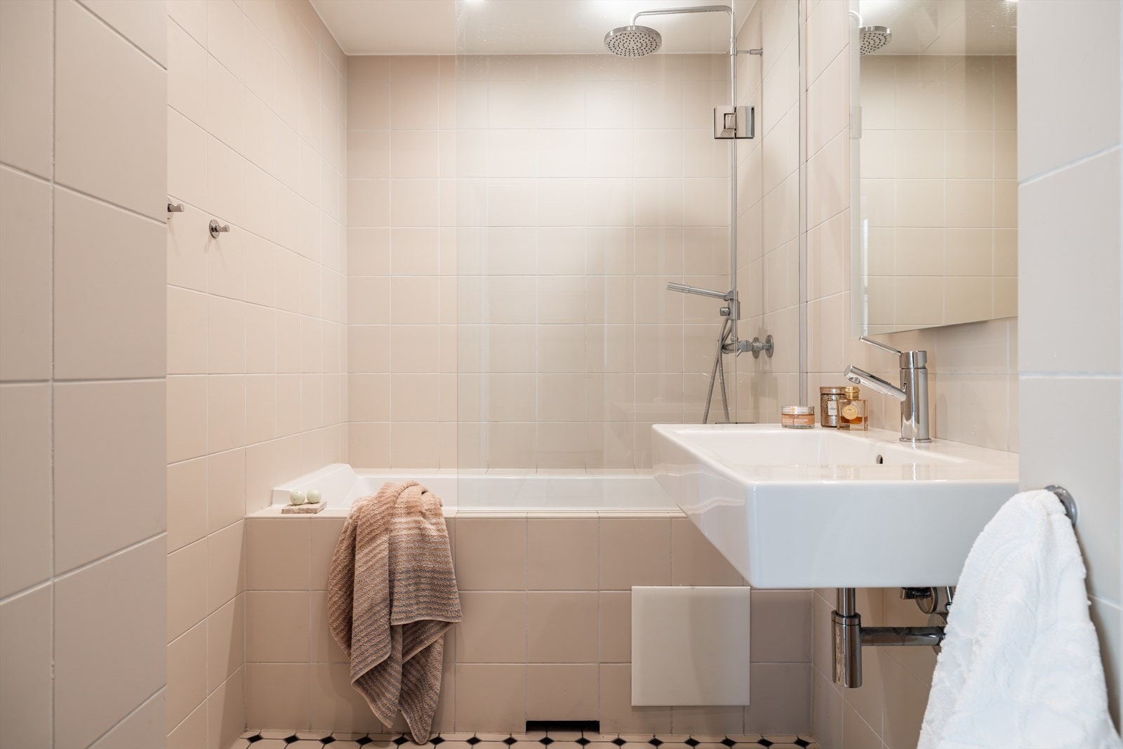 Badet ble pusset opp i 2011 og utstyrt med varmekabler, downlights med dimmere og en skjult varmtvannstank i himlingen over badekaret. Galleribilde