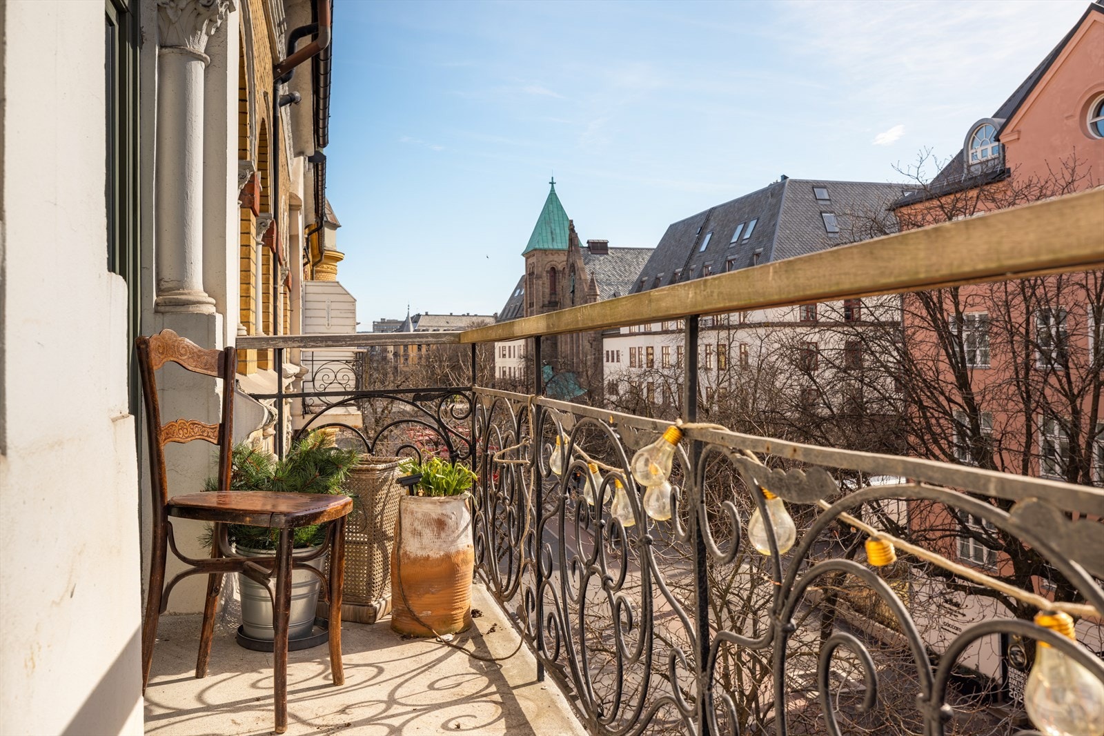 Boligens balkong er 3,5 kvm og det er plass til et koselig kafésett hvor du kan nyte bylivet fra 4.etasje. Galleribilde