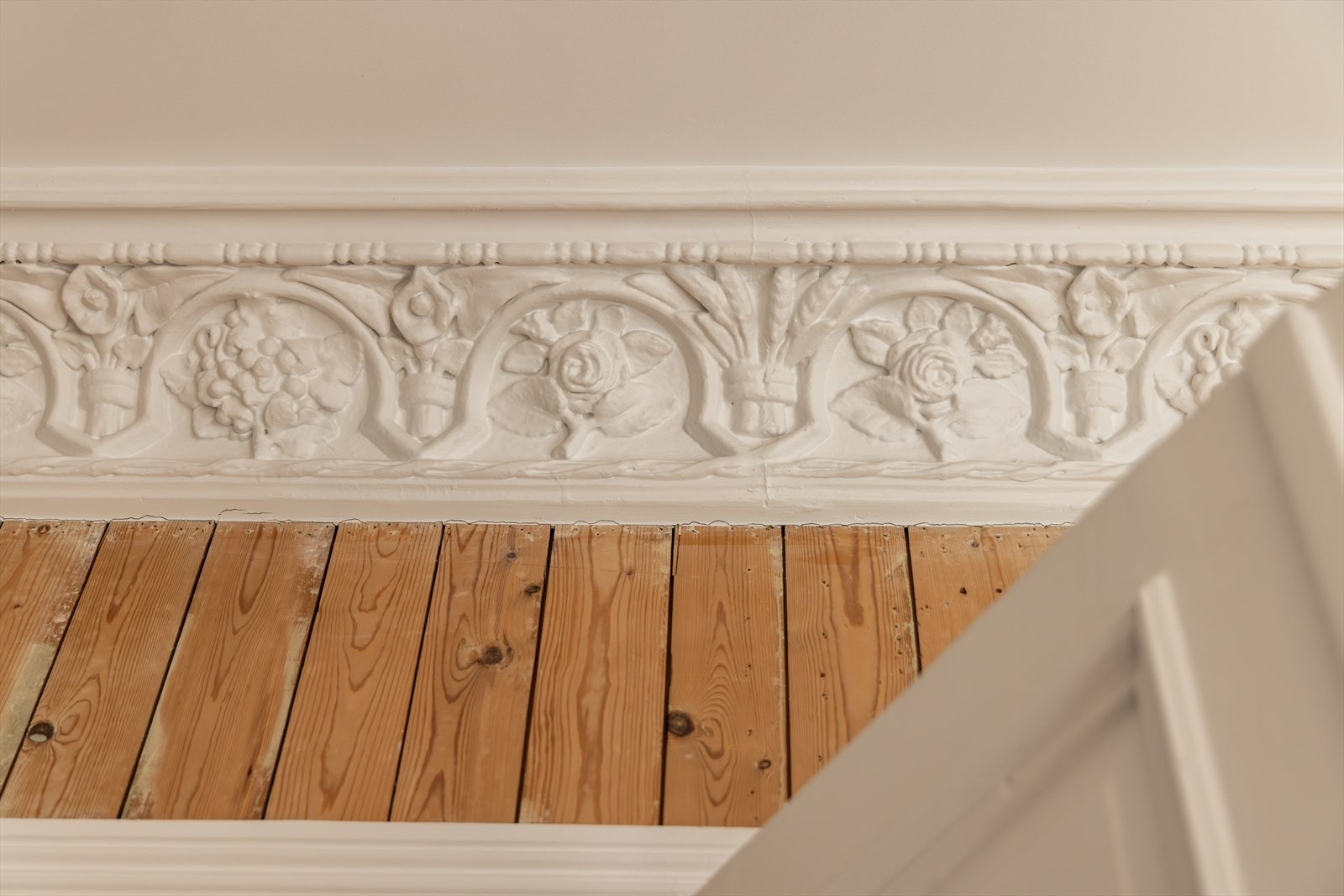 Klassiske detaljer som rosetter og stukkatur, kombinert med originale paneler gir særpreg og sjarm. Galleribilde