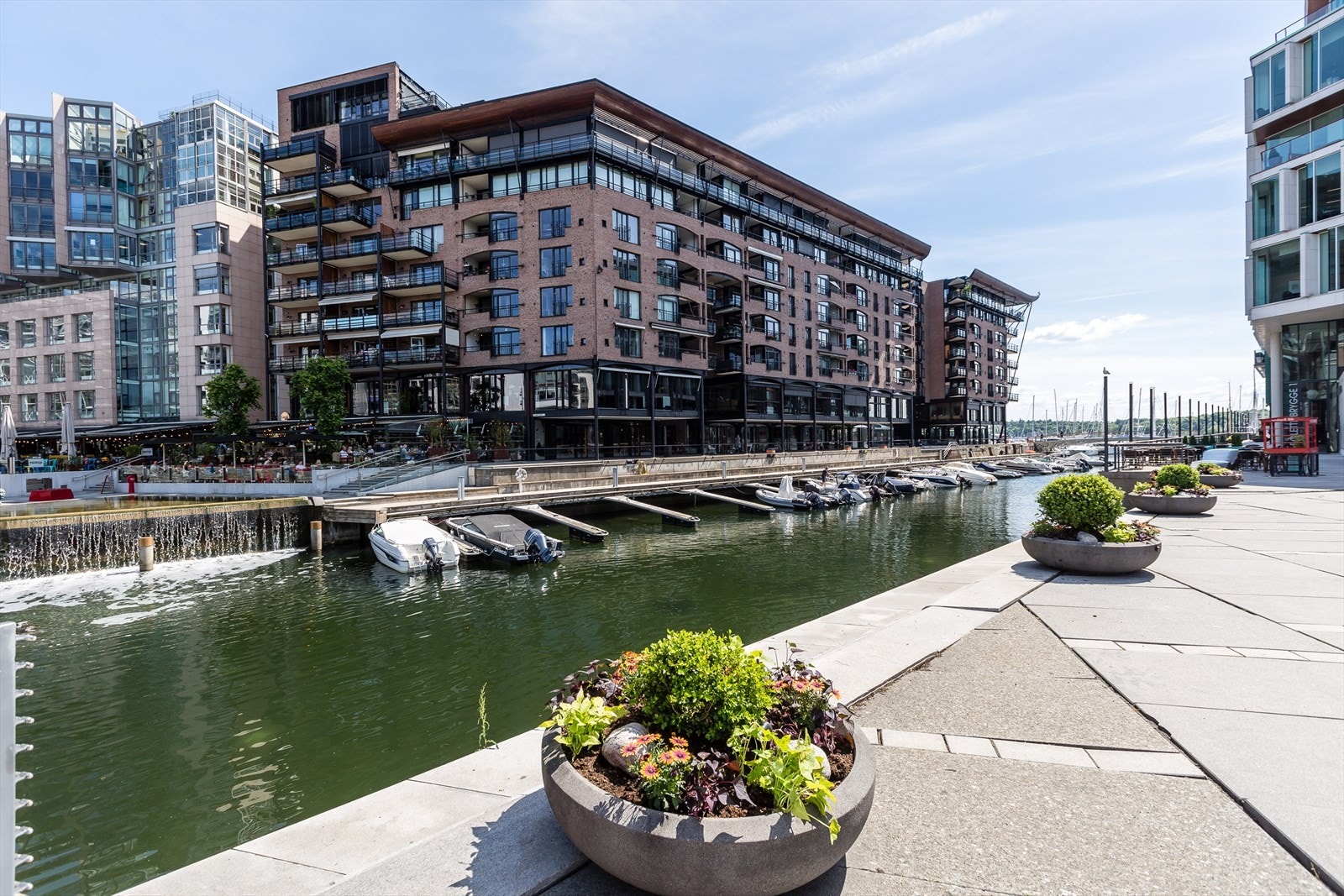 På Aker Brygge og Tjuvolmen finner du et rikt utvalg av kaféer og restauranter med hyggelige uteserveringer på sommerstid Galleribilde