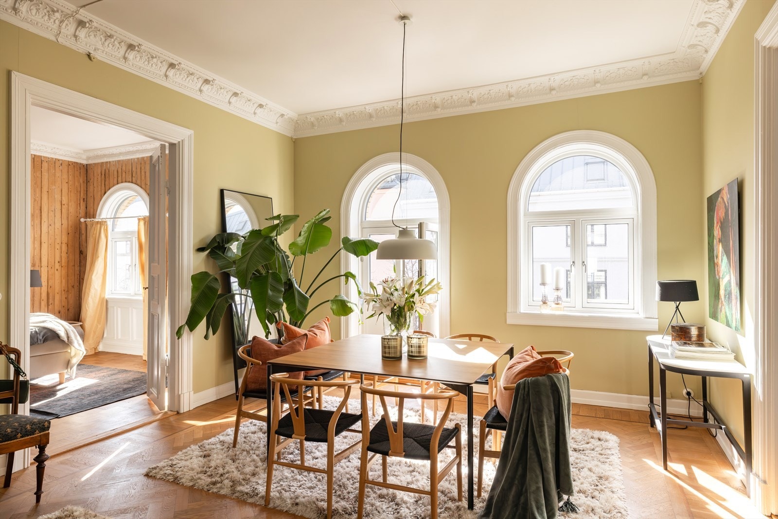 Rommet har stukkatur i taket og store, buede vinduer som gir et virkelig vakkert lysinnslipp. Galleribilde