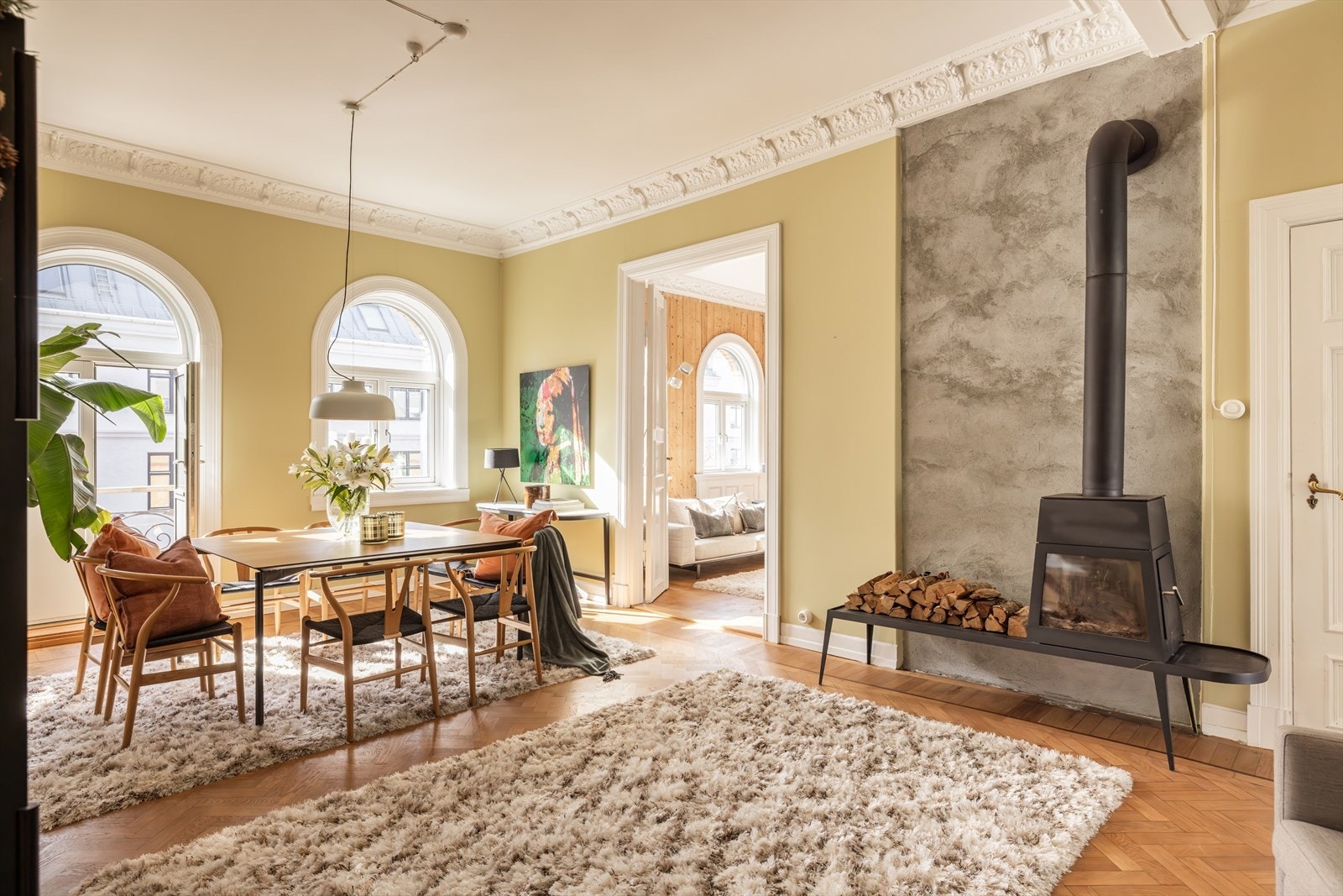 En unik vedovn gir både varme og stil i rommet. Veggen bak peisovnen er i rå pusset mur som er varmebestandig og samtidig gir en fin kontrast i rommet. Galleribilde