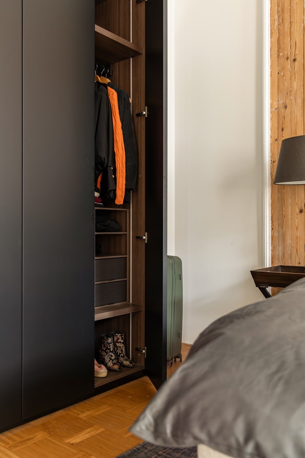 Medfølgende garderobeskap fra Lema som har praktisk og lekker innredning og som rommer mye Galleribilde