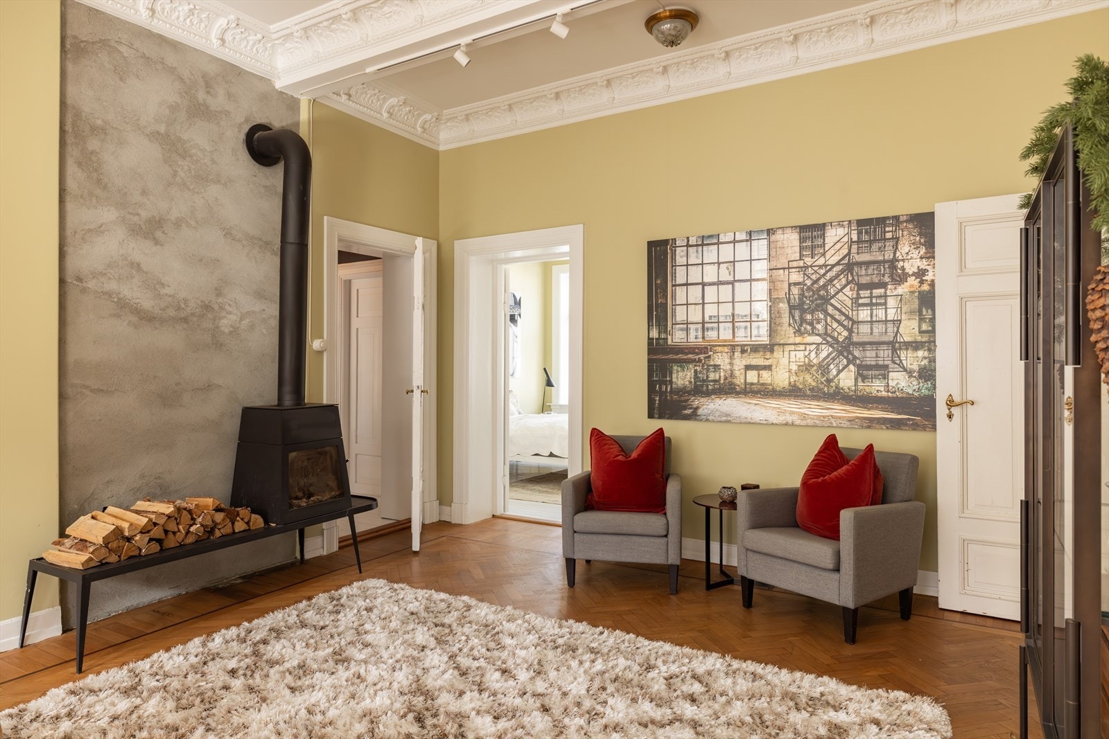 Stue med originalt eikegulv med intarsia i mahogni ble slipt og oljet i 2016. Galleribilde