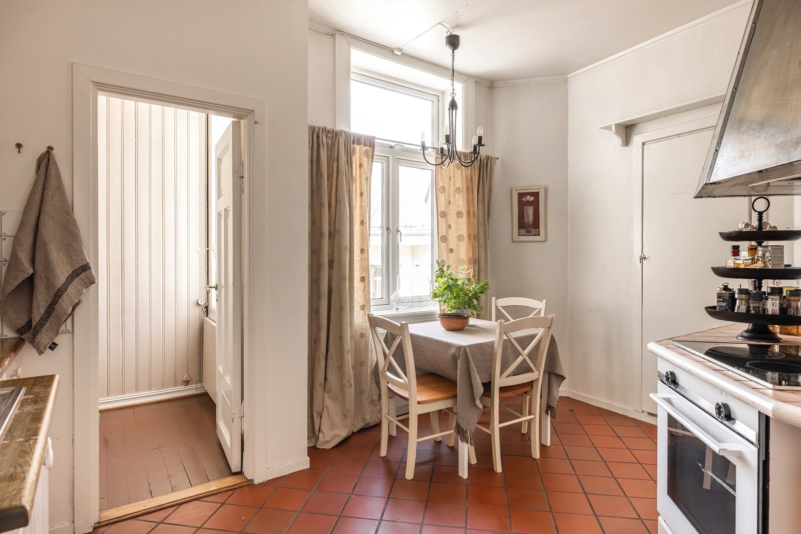 Soverom 3 med adkomst via kjøkkenet. Rommet egner også seg ypperlig som barnerom, hjemmekontor - gjesteværelse eller grovkjøkken. Galleribilde