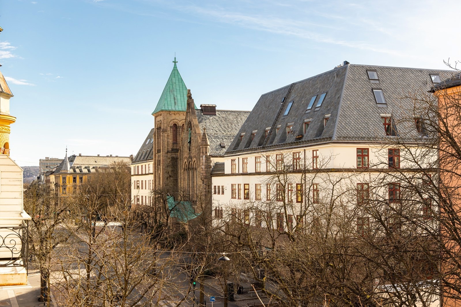 Boligens balkong, som ble renovert i 2022, gir en fantastisk utsikt over Bygdøy allé. Galleribilde