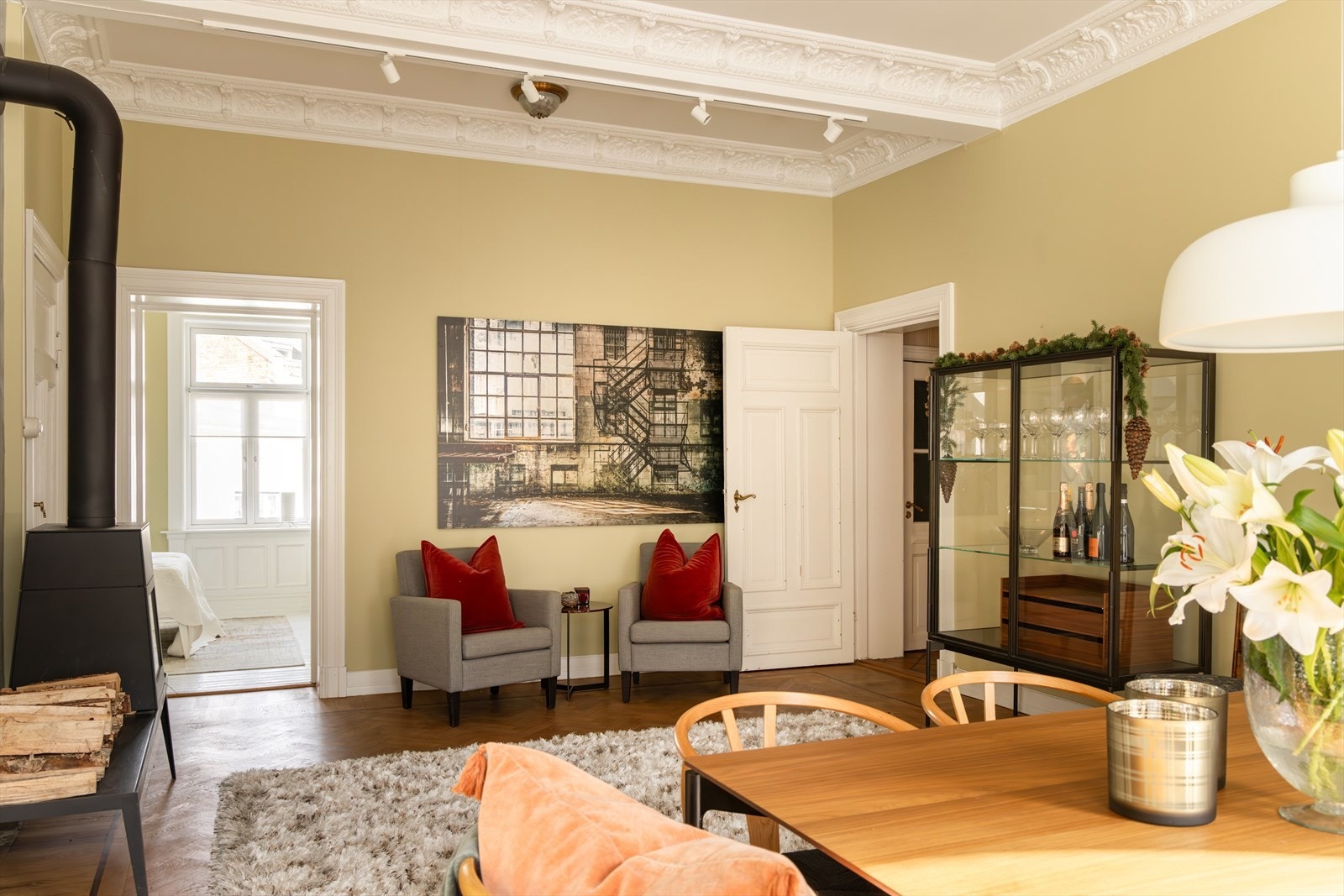 Imponerende takhøyde i hele leiligheten på ca. 3,2 meter. Galleribilde