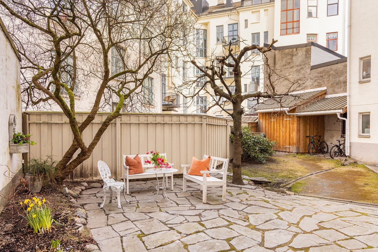 Bakgården er pent opparbeidet med diverse beplantning og sittegruppe til bruk for beboere. Her er det også plass til sykkelparkering og oppbevaring i praktisk bod. Galleribilde