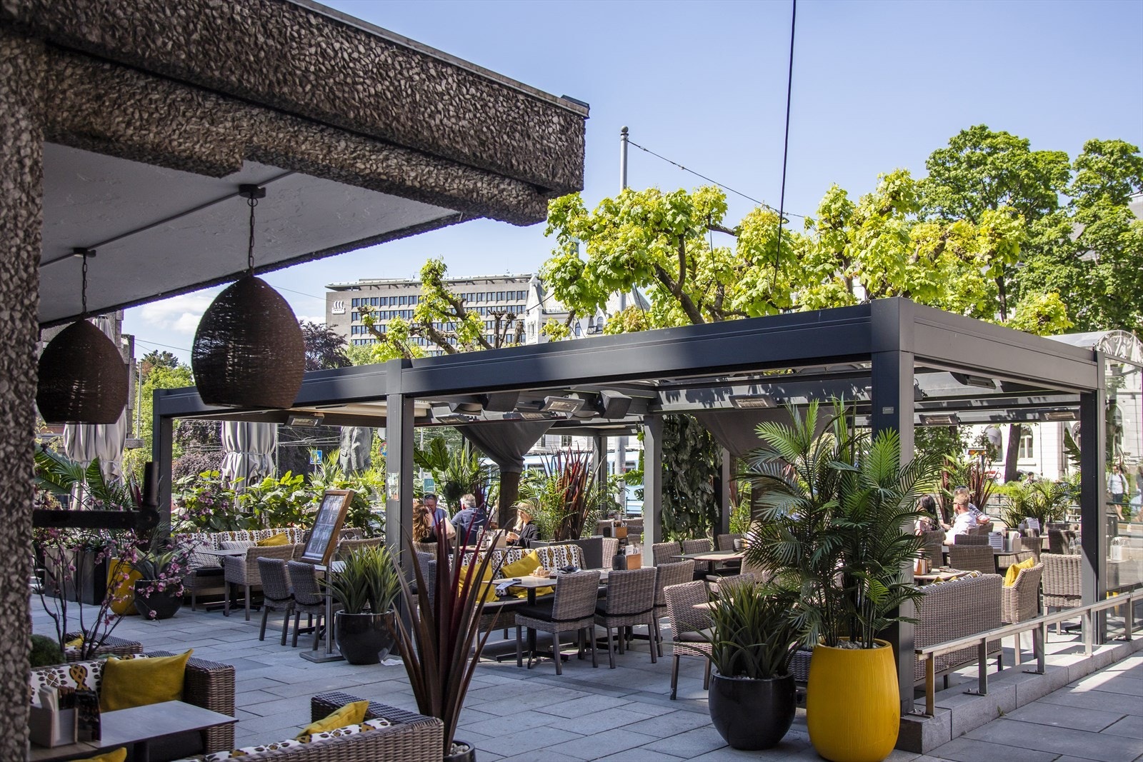 På Solli plass finnes det flere trivelig restauranter og uteserveringer. Galleribilde